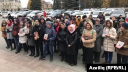 Дәүләт шурасы бинасы янына килүчеләр, 26 октябрь 2017