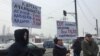 Участники пикета в поддержку Бектура Асанова, Кубанычбека Кадырова и Эрнеста Карыбекова около ИК №47. Бишкек, 5 февраля 2018 г.